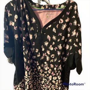 5x healing hands scrub top